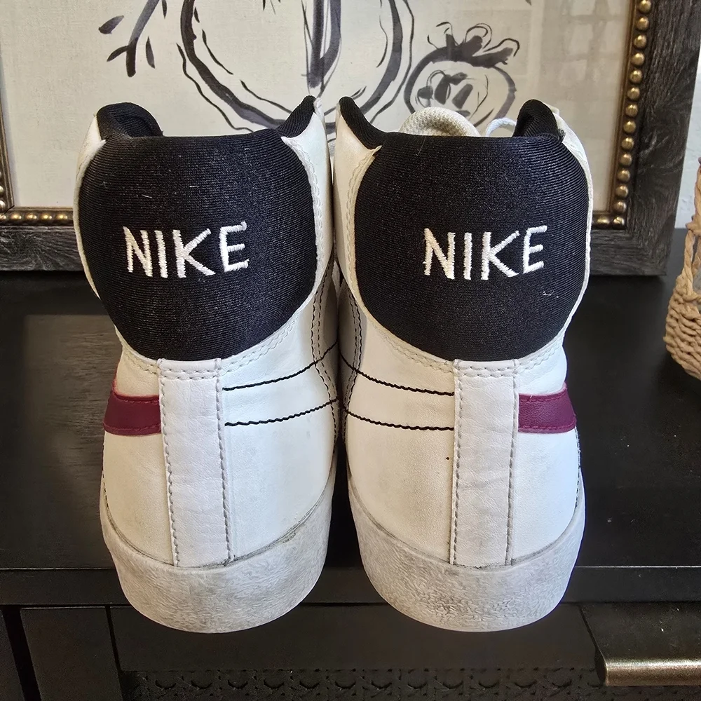 Nike big kids size 7 Blazer Mid '77 SE White Rush Maroon 7y